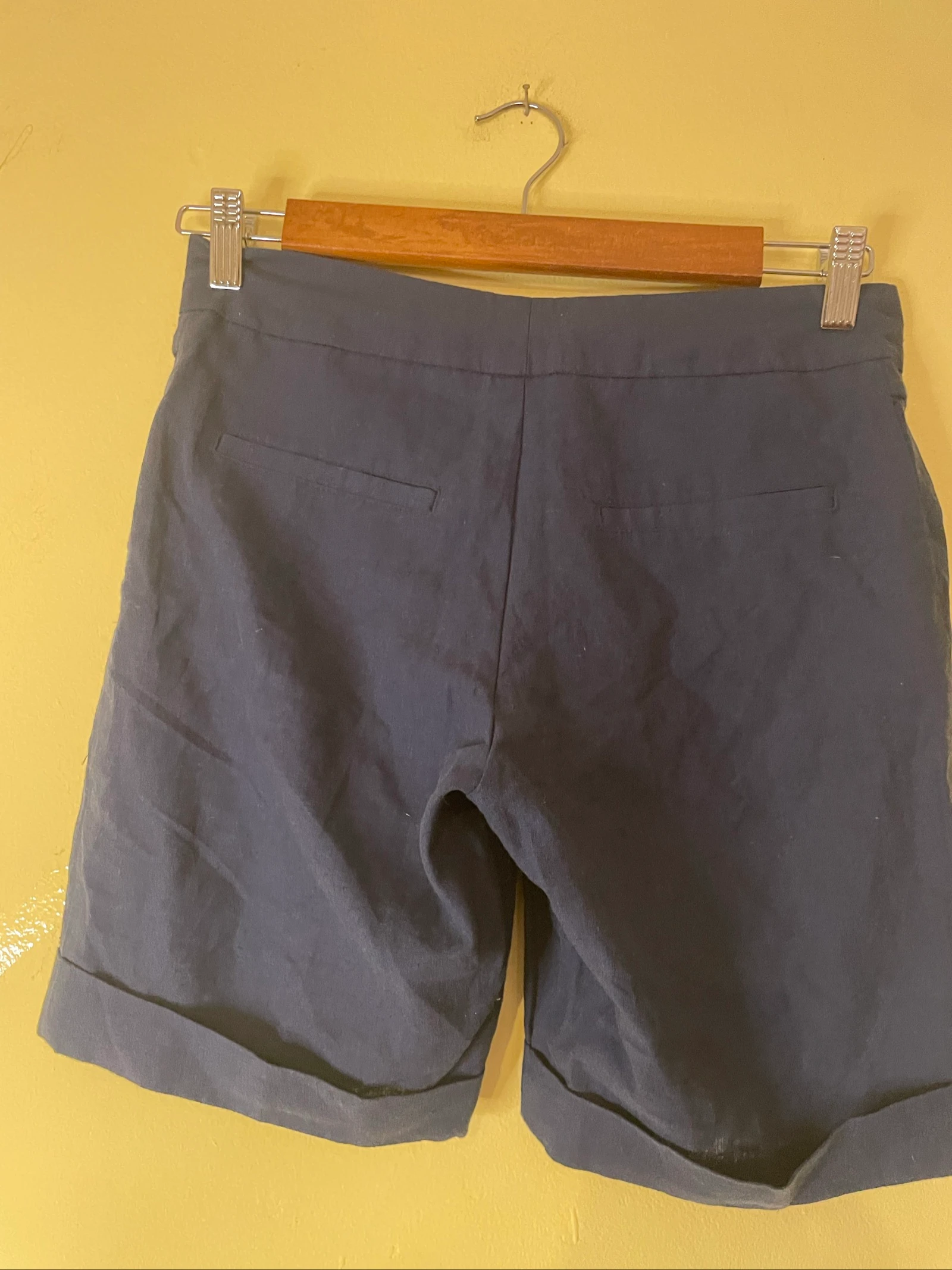 Bermudas de lino con cinturón y dobladillo fruncido – photo 3